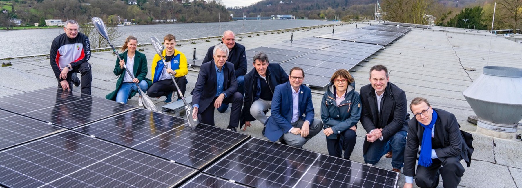Foto: Unterstützende Personen an der Photovoltaik Anlage am Regattahaus