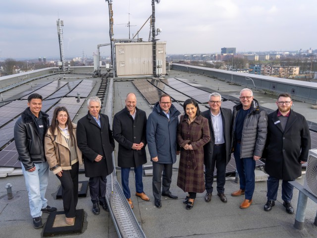 Foto: Unterstützer vor der Photovoltaikanlage am Heinz-Nixdorf-Berufskolleg Essen