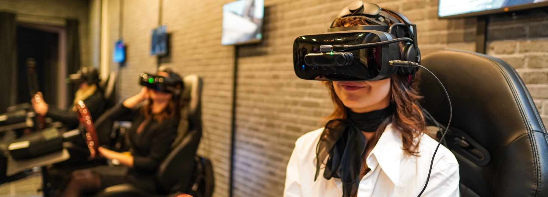 Foto: Person mit einer Virtual-Reality Brille im interaktiven Sitz