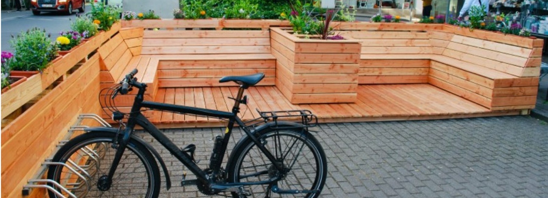 Fahrrad im Parklet
