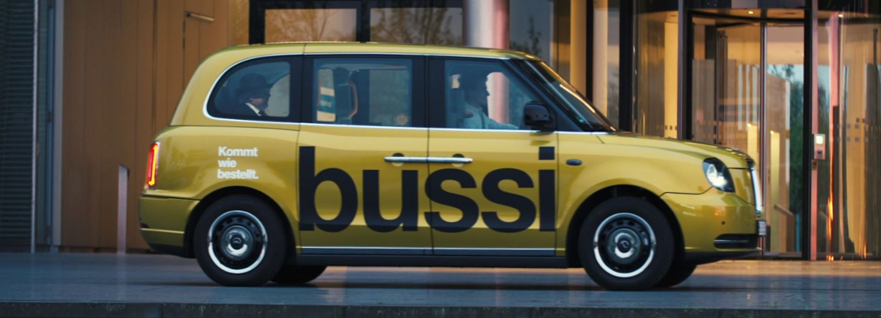 Foto: Kleiner gelber Bus mit der Aufschrift Bussi
