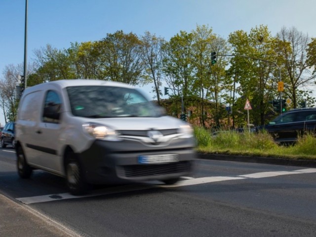 Foto: Schnelles Fahrzeug auf Essener Straße mit Ampelschaltung