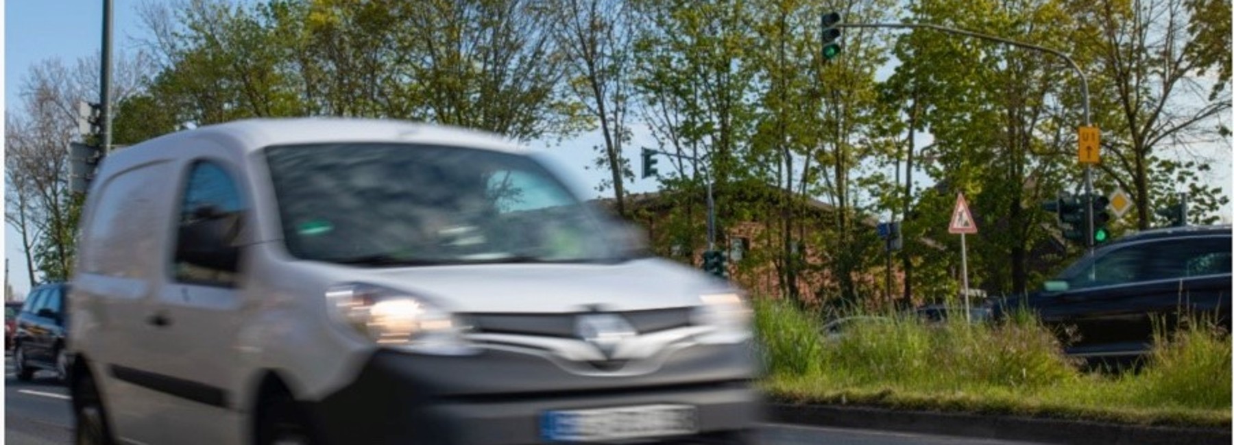 Foto: Schnelles Fahrzeug auf Essener Straße mit Ampelschaltung