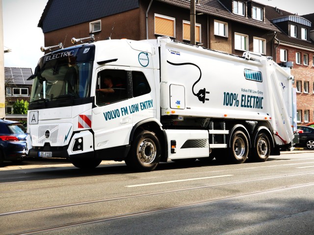 Weißer LKW mit Aufschrift 100% Electric