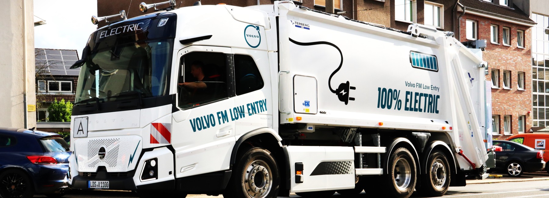 Weißer LKW mit Aufschrift 100% Electric