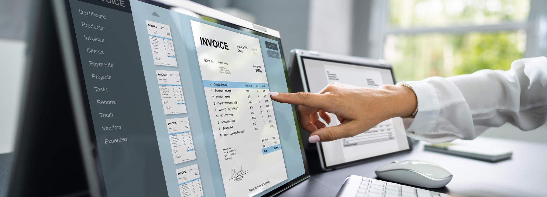 Hand zeigt auf digitalen Bildschirm, auf dem eine Rechnung zu sehen ist.