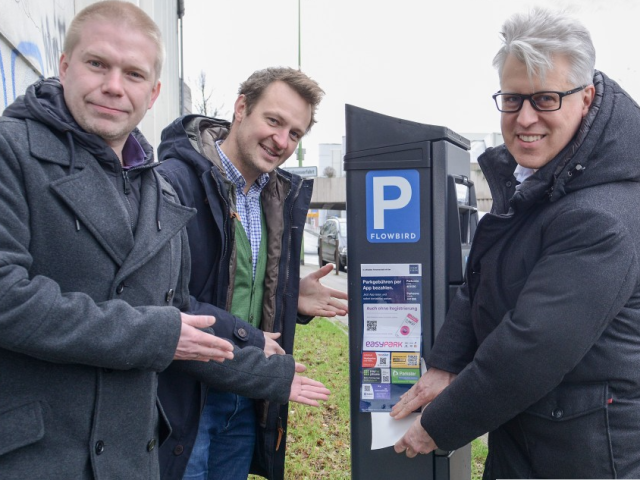 Foto: Unterstützende Personen stehen vor dem Smarten Parkautomaten