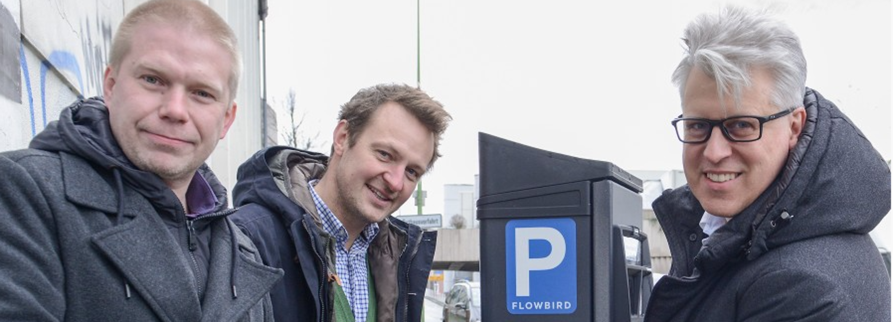 Foto: Unterstützende Personen stehen vor dem Smarten Parkautomaten