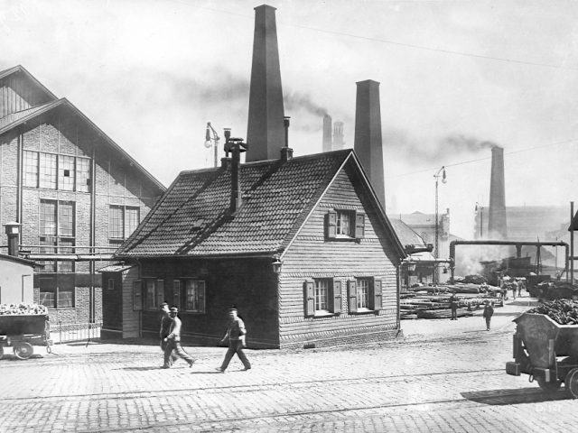 Foto: Historische schwarz-weiß Fotografie von industriellen Gebäuden