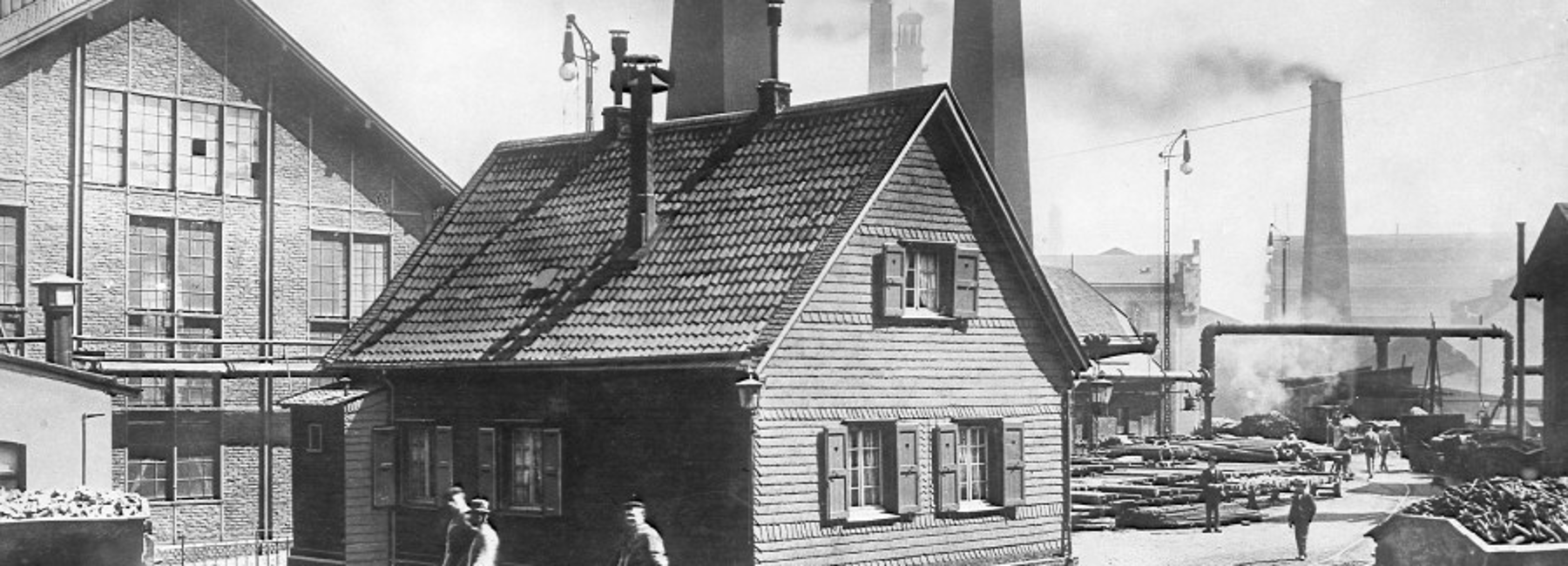 Foto: Historische schwarz-weiß Fotografie von industriellen Gebäuden