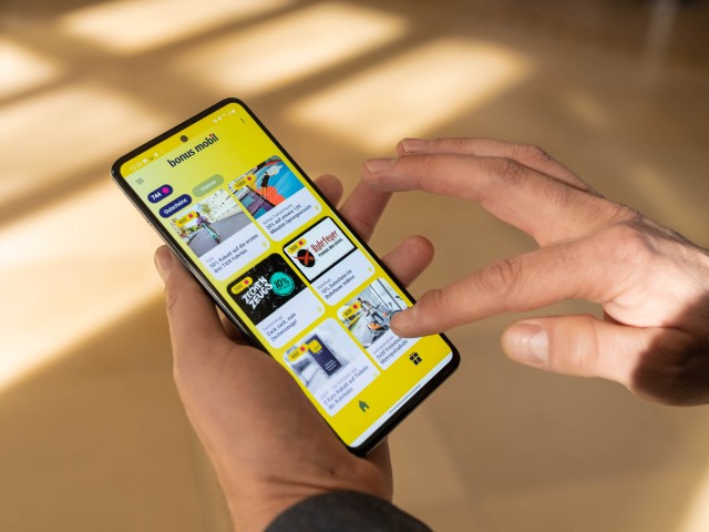 Foto: Bonus Mobil App auf einem Mobiltelefon zeigt Einlöseoptionen