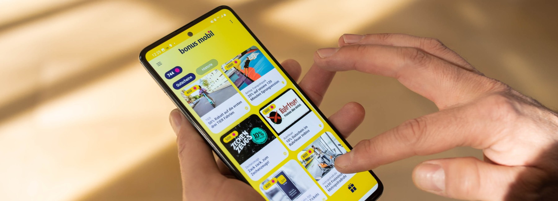 Foto: Bonus Mobil App auf einem Mobiltelefon zeigt Einlöseoptionen