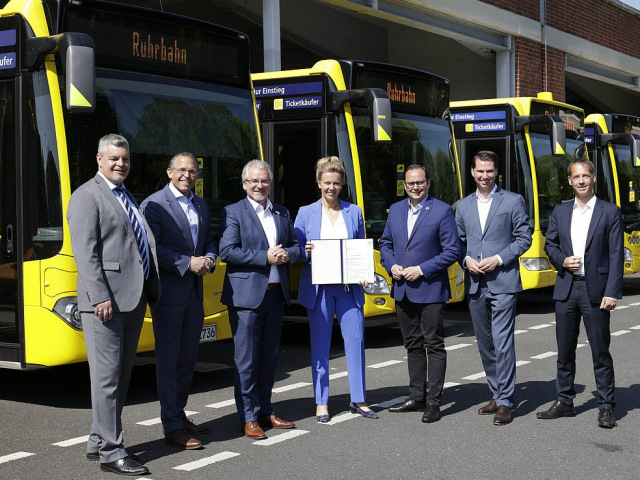 Foto: Unterstützer des Projektes vor den Brennstoffzellen-Bussen