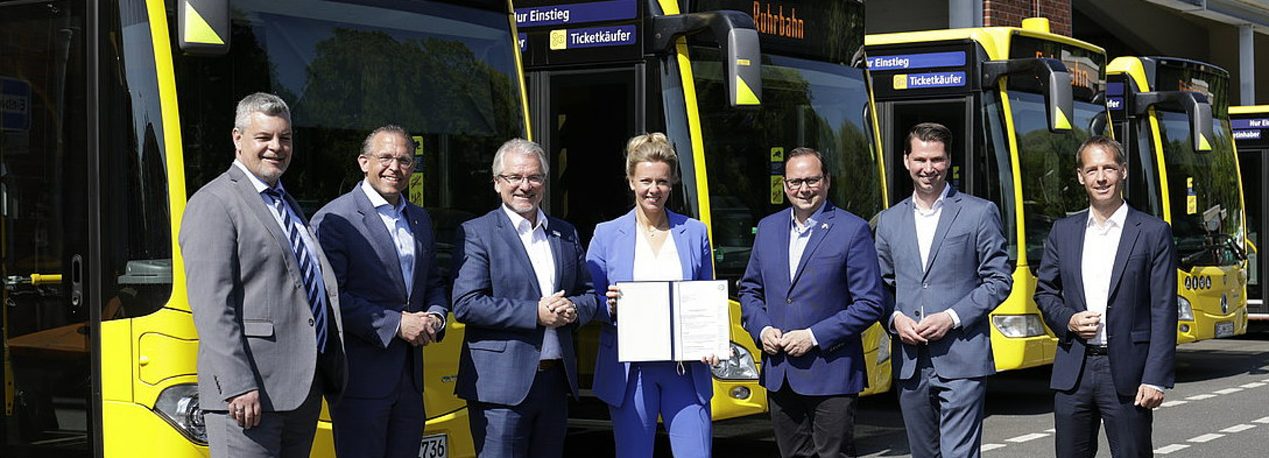 Foto: Unterstützer des Projektes vor den Brennstoffzellen-Bussen