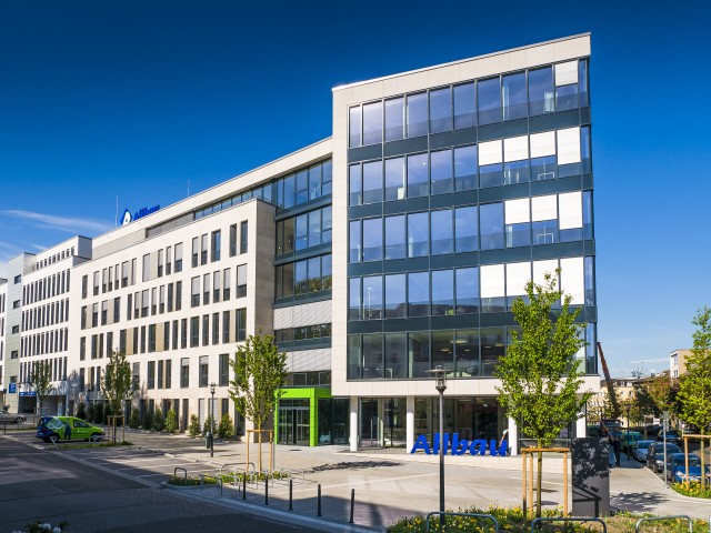 Foto: Gebäudekomplex mit Glasfronten von Allbau