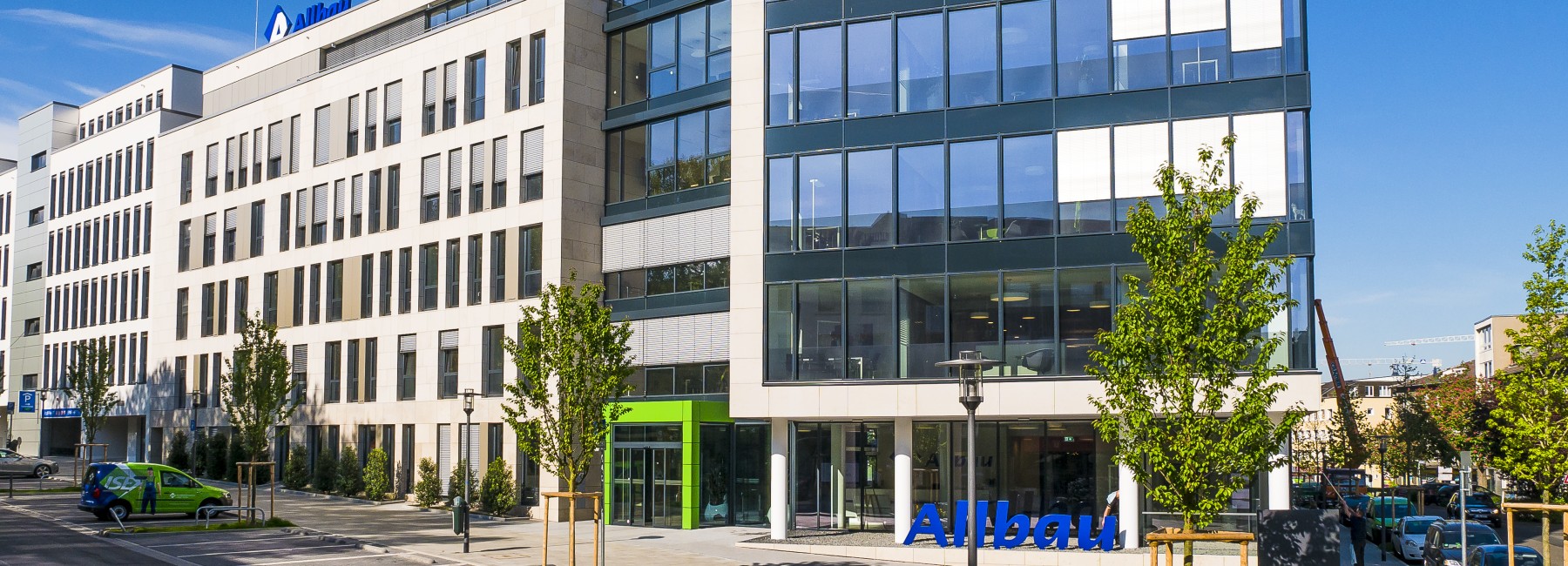 Foto: Gebäudekomplex mit Glasfronten von Allbau