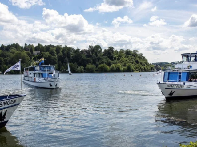 Foto: Schiffe der Weißen Flotte auf dem Baldeneysee bei Sonnenschein