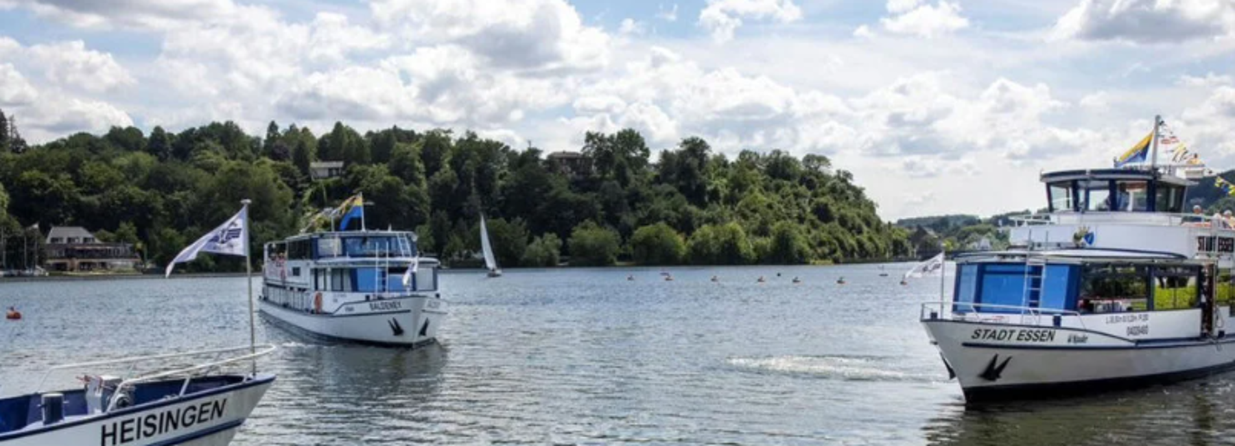 Foto: Schiffe der Weißen Flotte auf dem Baldeneysee bei Sonnenschein