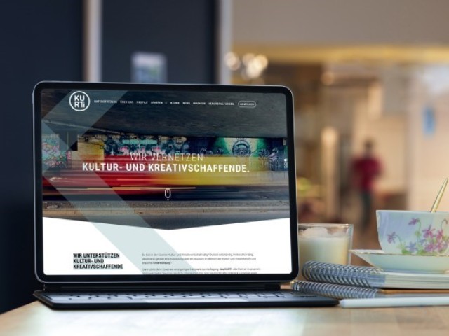 Foto: Digitales Endgerät auf dem das Online Portal Kurti aufgerufen ist