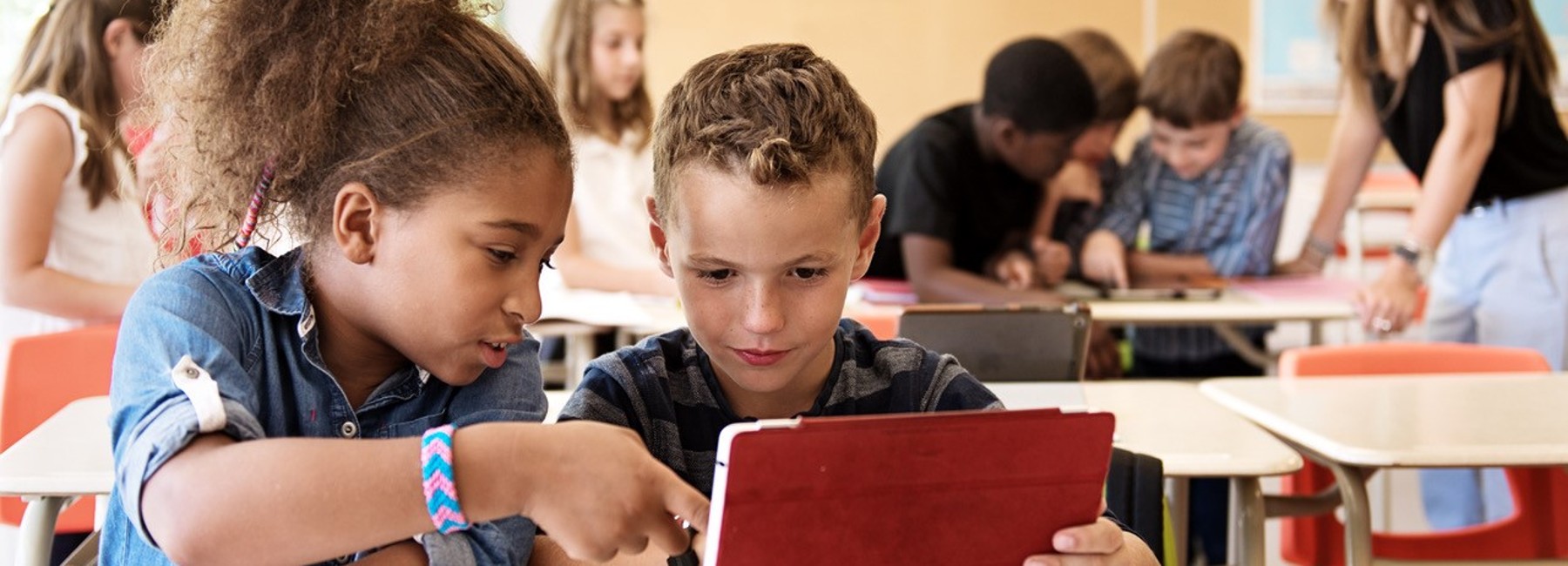 Foto: Schülerinnen und Schüler mit digitalen Mediengeräten