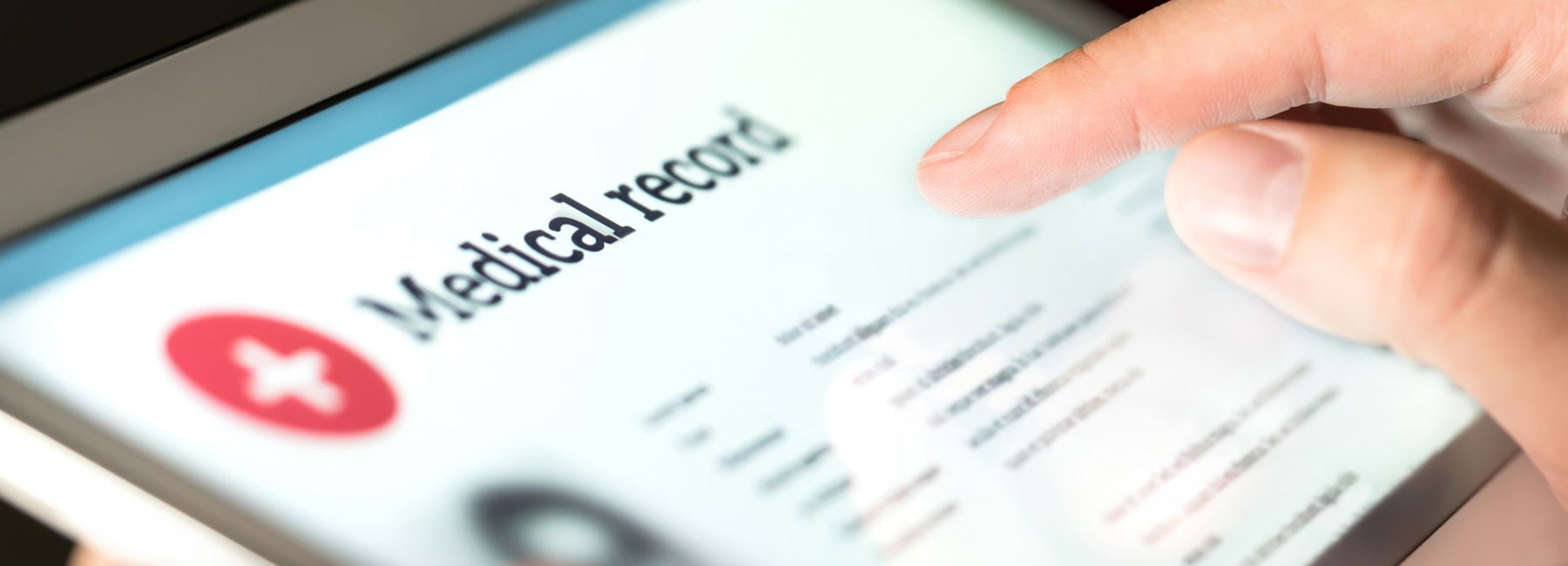 Foto: Person hält ein Tablet auf dem die Worte "Medical Record" zu sehen sind