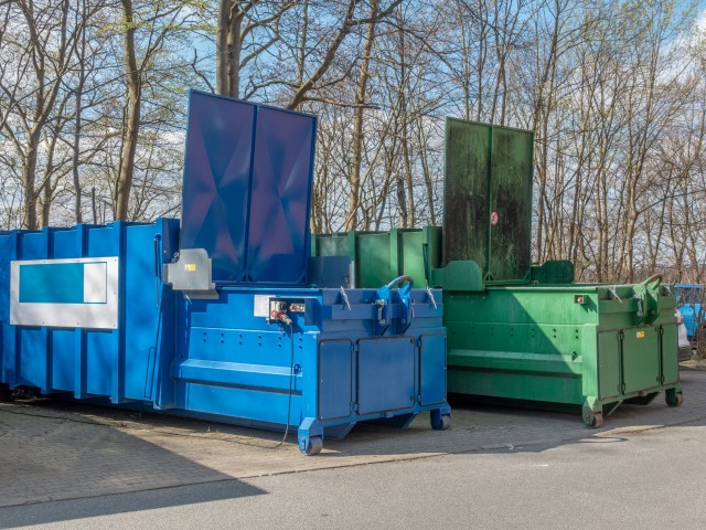 Foto: Zwei Container stehen offen auf dem Boden