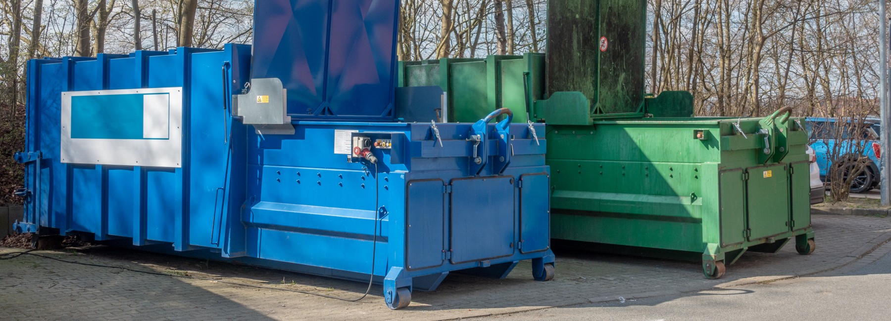 Foto: Zwei Container stehen offen auf dem Boden