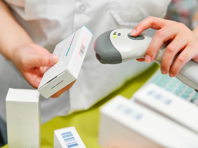 Foto: Medikamente werden mit einem Handscanner eingelesen