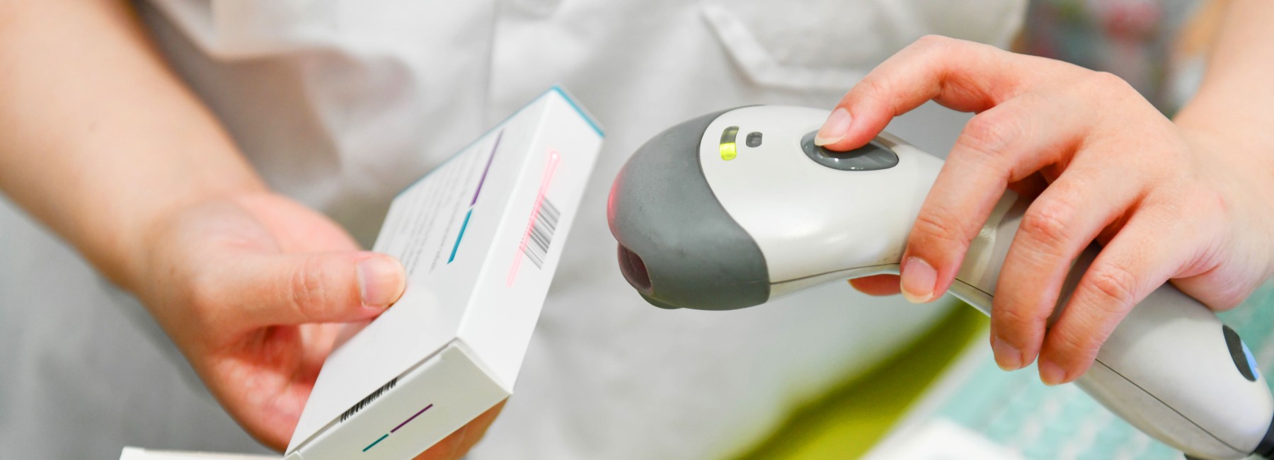Foto: Medikamente werden mit einem Handscanner eingelesen