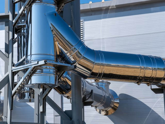 Foto: Biomasseheizwerk mit Rohrverbindungen aus Edelmetal