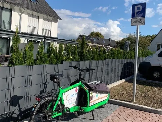 Foto: Ein Verkehrsschild welches einen E-Lastenräder Parkplatz ausweist
