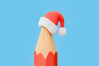 Roter Buntstift mit Weihnachtsmütze vor hellblauem Hintergrund – 3D-Illustration im weihnachtlichen Stil.