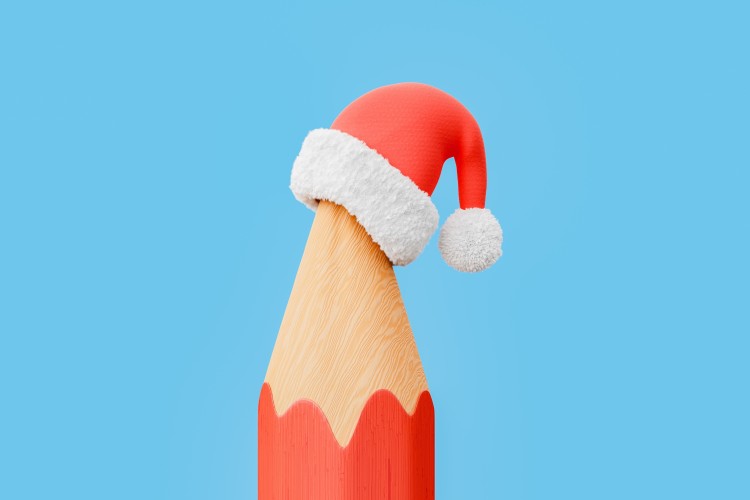 Roter Buntstift mit Weihnachtsm&uuml;tze vor hellblauem Hintergrund &ndash; 3D-Illustration im weihnachtlichen Stil.