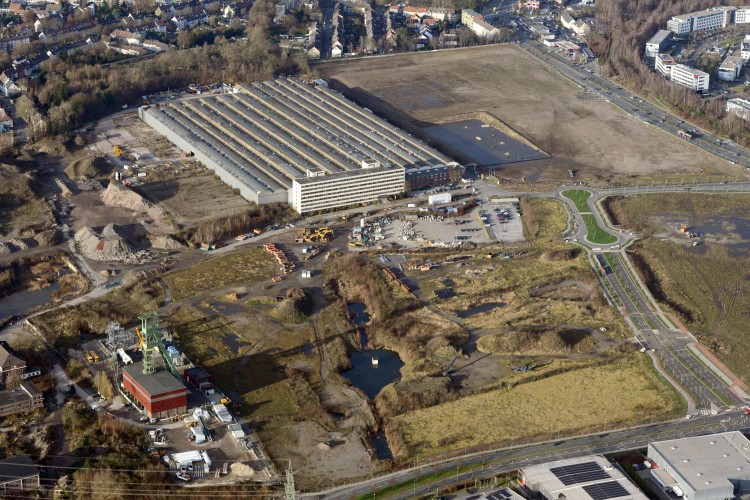 Luftaufnahme des Areals Essen 51 mit Industriehalle, Baustellen, Brachfl&auml;chen und angrenzenden Wohn- und Verkehrsfl&auml;chen.