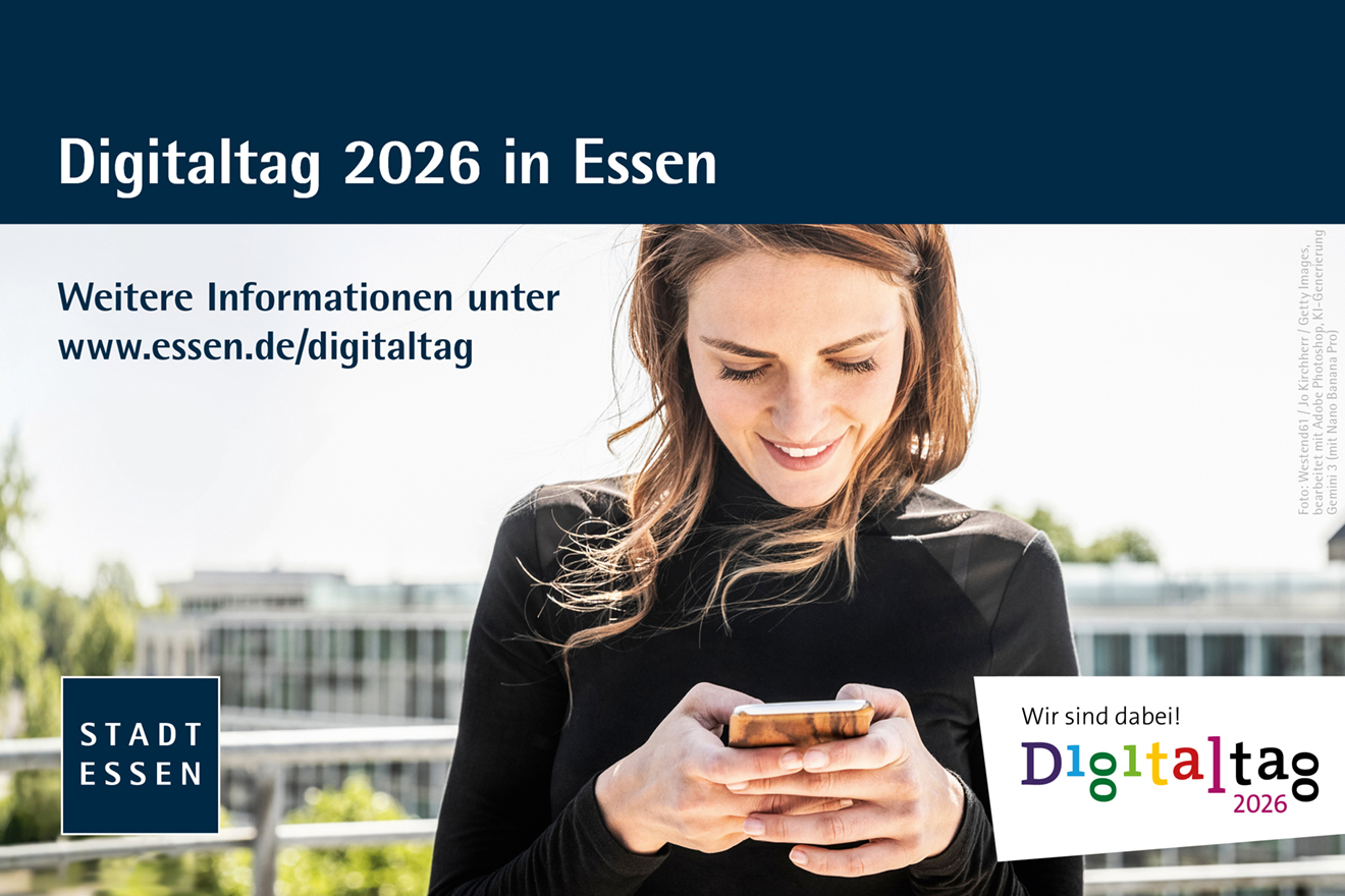 Eine junge Frau steht drau&szlig;en und schaut auf ihr Handy. Hinter ihr sind H&auml;user zu erkennen.