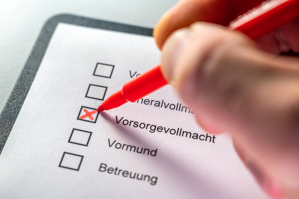 Eine Person kreuzt ein K&auml;stchen mit dem Titel "Vorsorgevollmacht" an