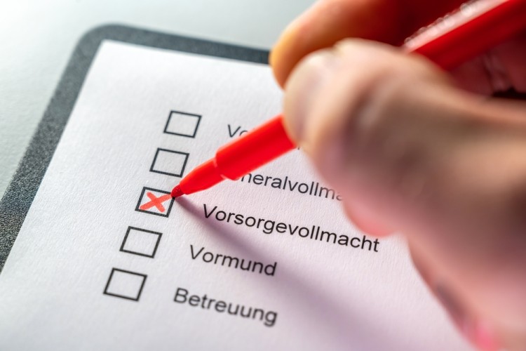 Eine Person kreuzt ein K&auml;stchen mit dem Titel "Vorsorgevollmacht" an