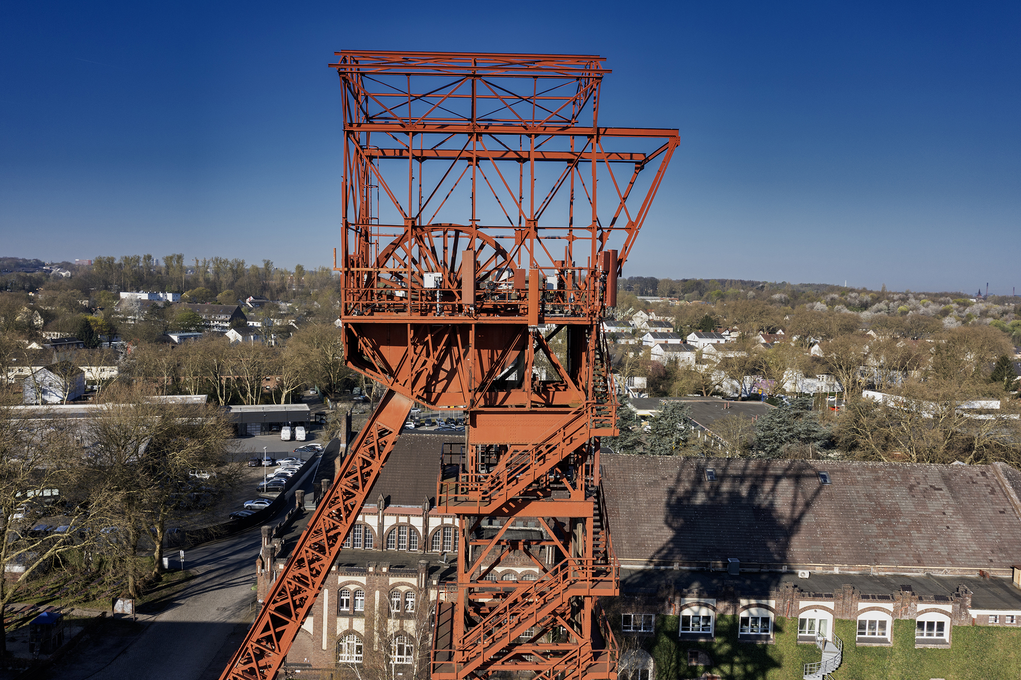 Roter F&ouml;rderturm vor blauem Himmel
