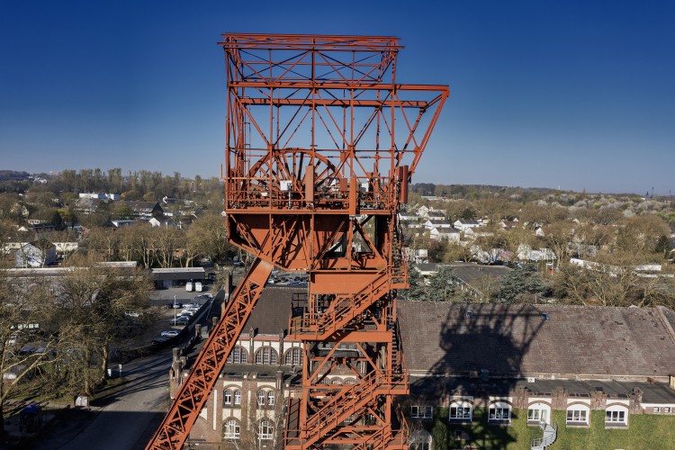 Roter F&ouml;rderturm vor blauem Himmel