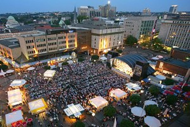 Foto: Stadtfestival Essen. Original, Blick auf die Hauptbühne auf dem Kennedyplatz
