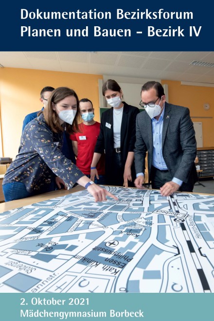 Foto: Sechs Menschen beugen sich über einen überdimensionierten Stadtplan - Text: "Dokumentation Bezirksforum Planen und Bauen - Bezirk IV - 2. Oktober 2021 Mädchen Gymnasium Borbeck"