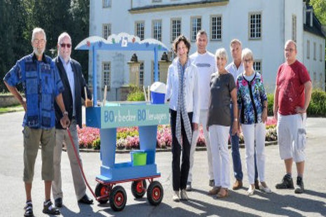 Ehrenamtliche mit dem Borbecker Bollerwagen 