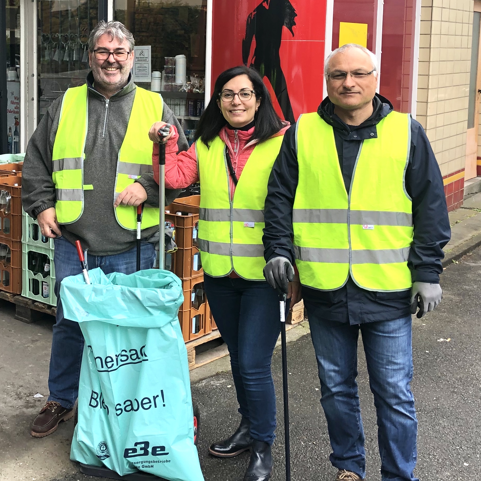 3 Personen beim Waste Walk