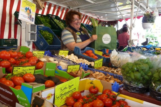 Marktverkäuferin am Obst- und Gemüsestand