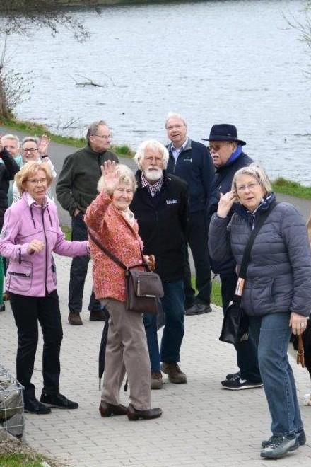 Spaziergangsgruppe am See