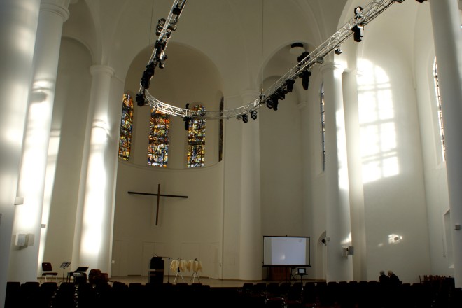 Foto: weißer Kircheninnenraum