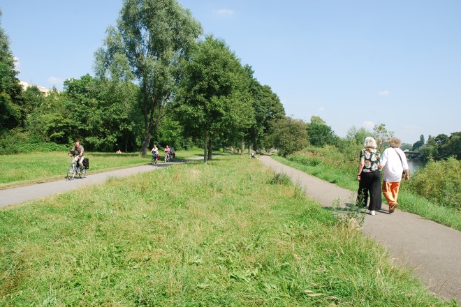 Foto: Radweg und Fußweg zwischen Wiesen, rechts die Ruhr