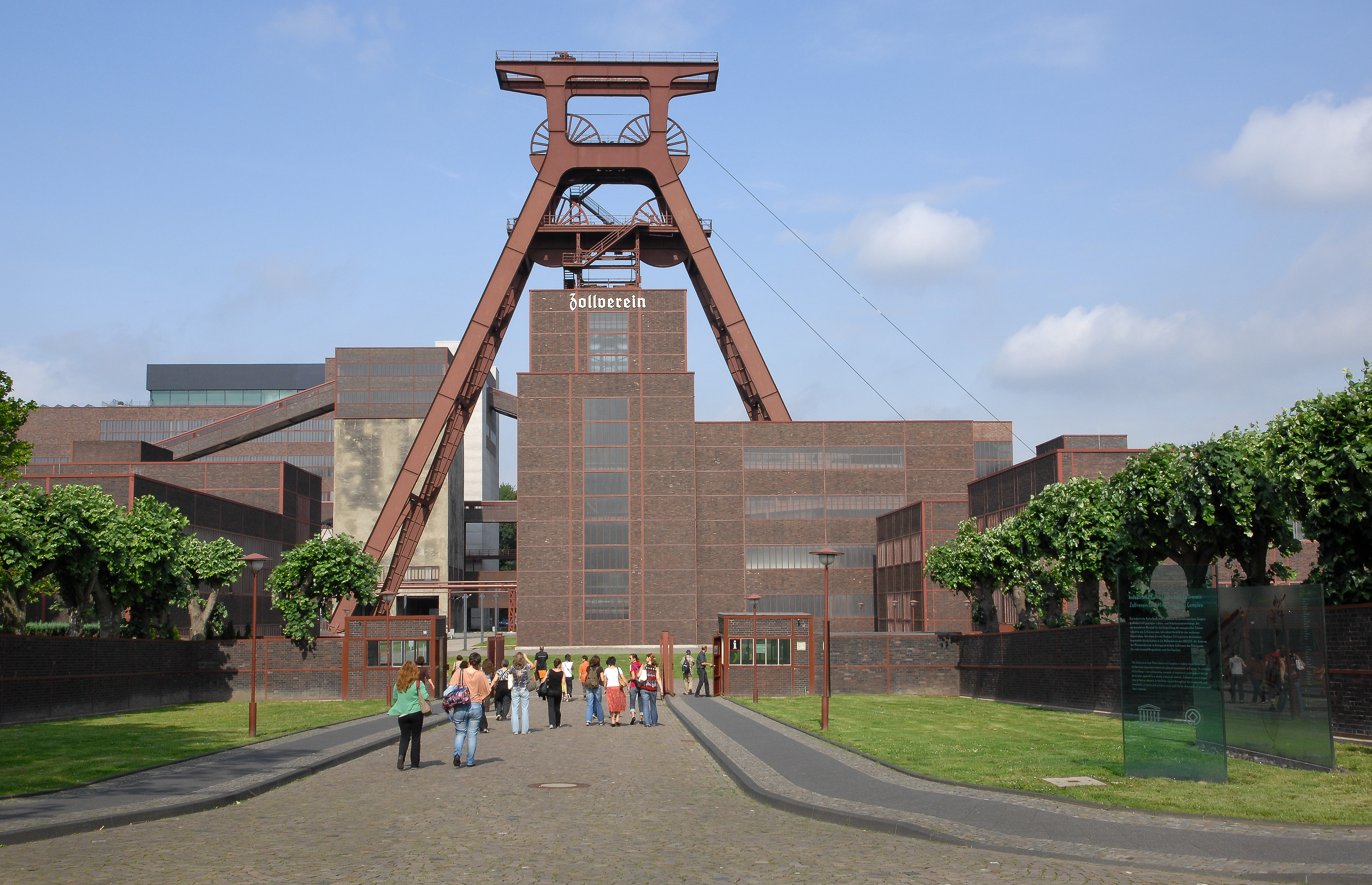 UNESCO-Welterbe Zollverein mit Besuchergruppe