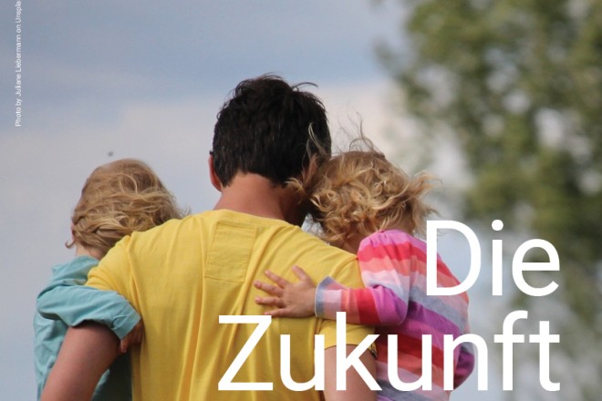 Foto: Mann trägt zwei Kinder