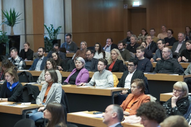 Das Foto zeigt sitzende Teilnehmende im Düsseldorfer Rathaus im Rahmen des Vernetzungstreffens zur Europawahl 2024